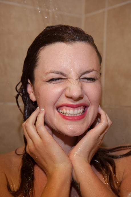 Красотка Фелиция Дэвис принимает душ перед тем, как прикоснуться к себе на кровати в любительском видео