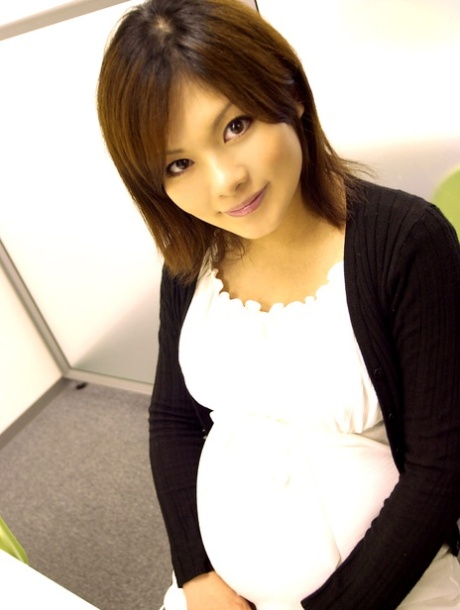 Pregnant Japanese Beauty Yuri Mizukami Gets Her Hairy Pussy Fucked In POV