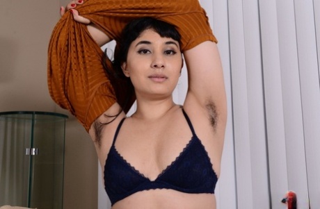 28-yo Chubby Latina Nenetl Avril Removes Her Clothes & Shows Her Hairy Twat