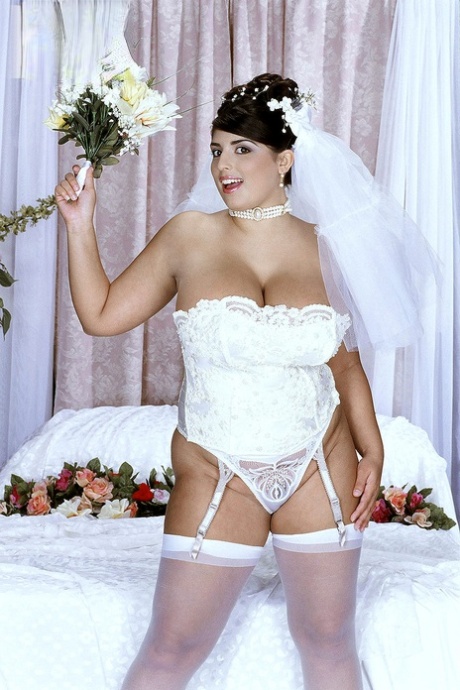 Curvy Bride Kerry Marie Lets Out Her Huge Naturals & Slides A Toy In Her Twat