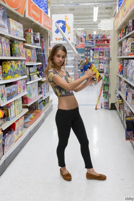 Юная подружка Ума Джоли светит своими сиськами и задницей в магазине игрушек