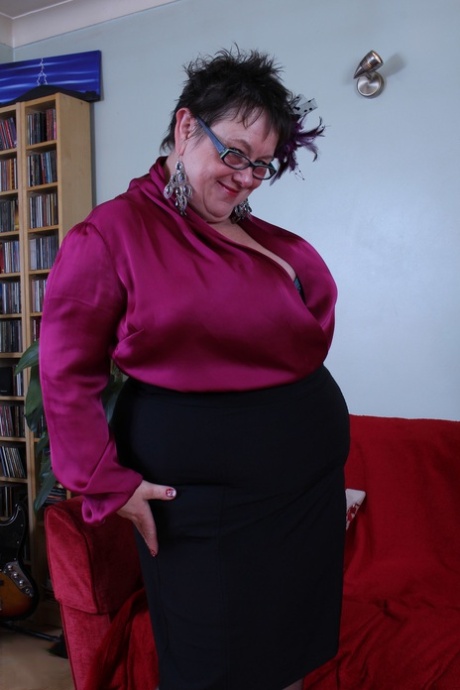 Despite her short hair, the curly BBW Honey is unleashing her large breasts and showing off her mature snatching abilities.