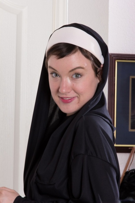 Симпатичная монахиня-любительница Руби Роуз показывает свою волосатую пизду и подмышки в соло