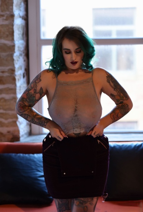 Chubby babe with green hair Galda Lou displays her huge boobs and fat ass
