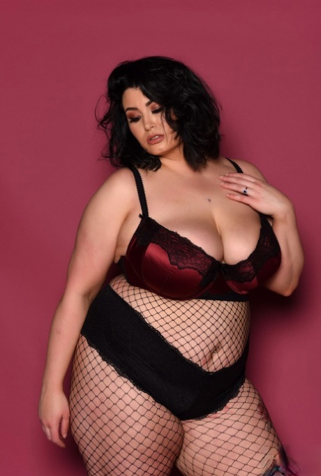 The full-figured babe Kiki displays her saggy legs while wearing body stockings.