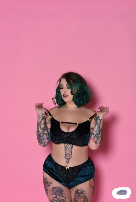 Glamourous model Galda Lou gets rid of her lingerie and exposes the inked curves.