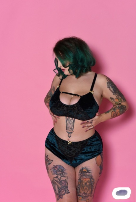 Voluptuous model Galda Lou gets rid of her lingerie & shows her inked curves