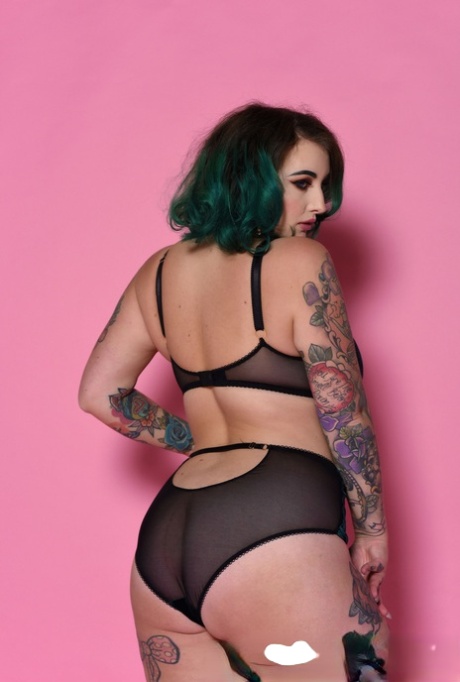 Voluptuous model Galda Lou gets rid of her lingerie & shows her inked curves