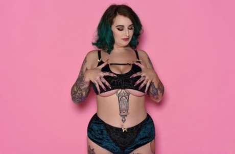 Voluptuous model Galda Lou gets rid of her lingerie & shows her inked curves