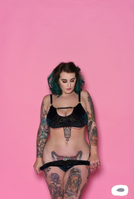 Voluptuous model Galda Lou gets rid of her lingerie & shows her inked curves