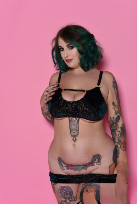 Voluptuous model Galda Lou gets rid of her lingerie & shows her inked curves