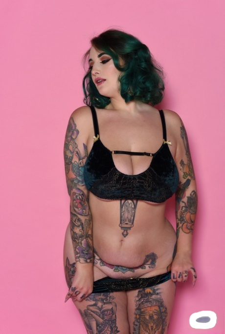 Voluptuous model Galda Lou gets rid of her lingerie & shows her inked curves