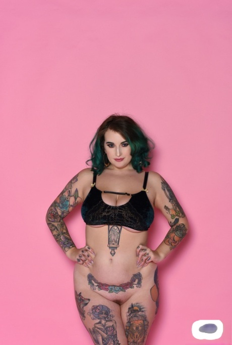 Voluptuous model Galda Lou gets rid of her lingerie & shows her inked curves