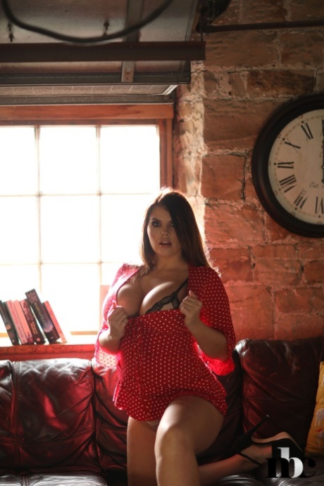 In a solo act, Terri Lou, the brunette with fat proportions, exposes her red dress and displays her curves.