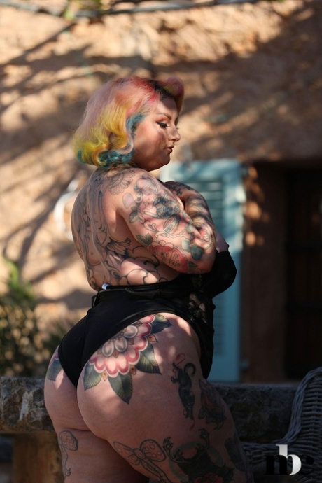 The tattooed BBW girl, Galdas Lou, was seen with her huge booty and natural tits on outside as she shows off her body.