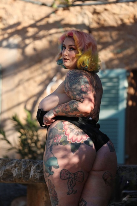 Despite being tattooed, Galda Lou displayed her enormous natural breasts and large buttock feathers outside as a tattooed BBW.