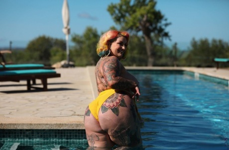 Galda Lou, despite being overweight and having tattoos on her body, disregarded the yellow swimsuit she had on during her time at the pool.