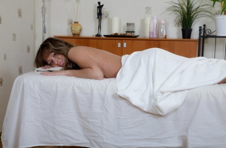 Jessy, the sweet girlfriend, indulges in a massage where she puts her two centimeters on the table.
