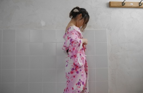 The hairspray of Reira Kitagawa's girlfriend is given to her in a tub, as she is a young Asian woman.