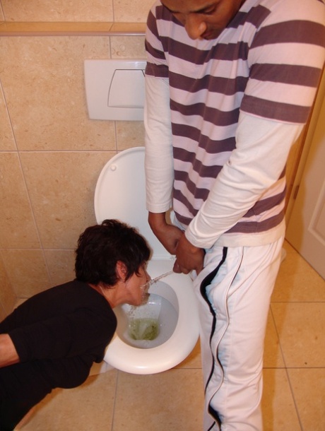 Kinky Housewife Hansah Drinks Pee, Blows & Ass Licks A Stud In The Toilet