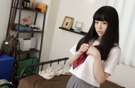 Schoolgirl Yuuna Himekawa Gets Cunnilingus & Has Her Hairy Pussy Creampied
