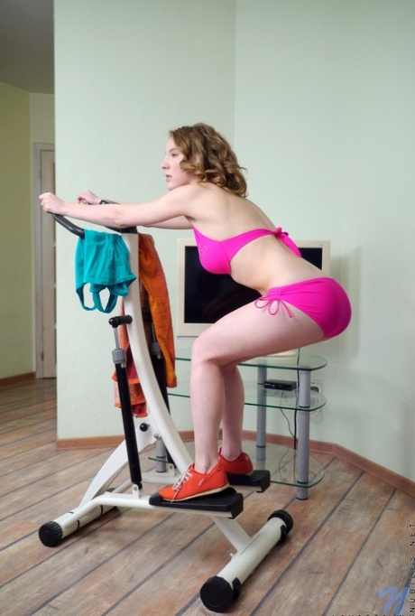 During her workout routine, Lavatta W exposes her muscles and bares the tips of her thigh.