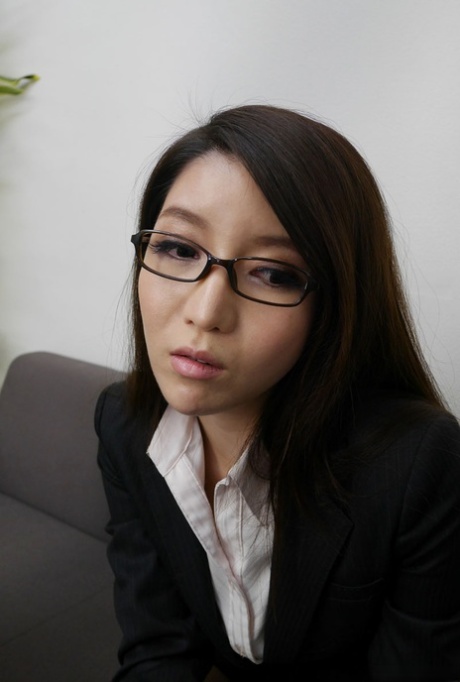 The secretary of the Asian school system, Nanami Mizusaki had a threesome with insensitive boys.