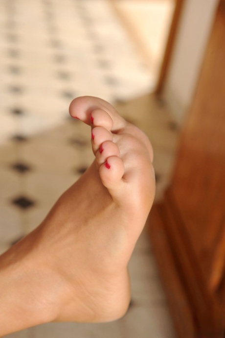 Latin Fuck Toes - Sexy Latina Feet Porn Pics & Naked Photos - PornPics.com