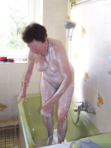 GILF's Barbara displays her intimate features by trimming the top and then cleans up her untidy body in the bath.