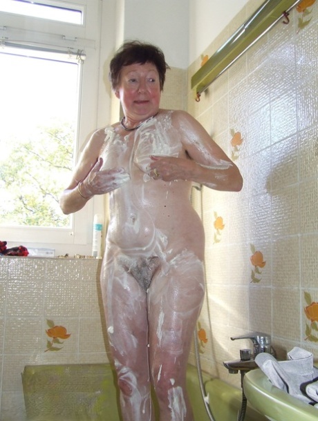 With a little help from her friend, Barbara exposes her intimate features by cutting the top and then rinses her untidy body in the bath.