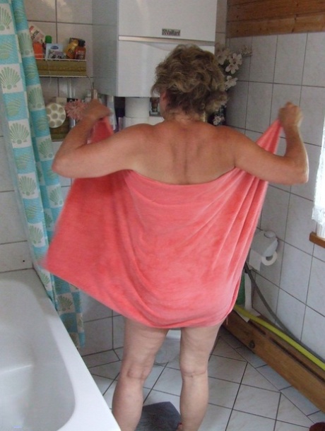 Chubby Amateur Granny Inge Shows Her Body And Gets Messy In A Tub