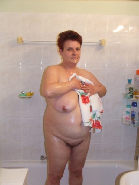 Sagging breasts in the bathroom is something Chubby Hausfrau Ingeborg does often.