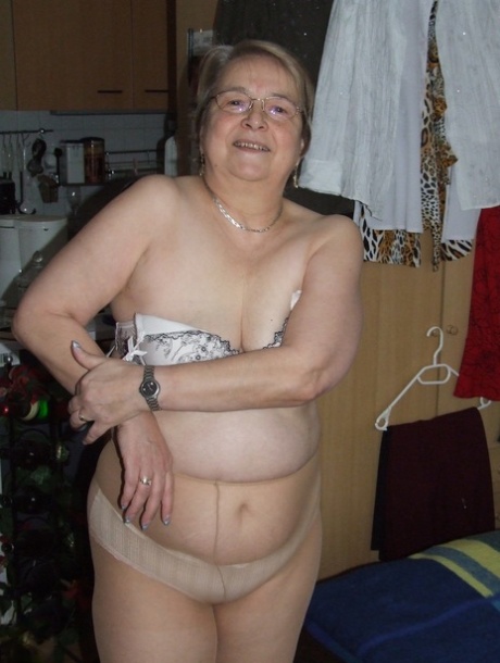Толстая европейская бабушка Сибилла снимает одежду и колготки телесного цвета