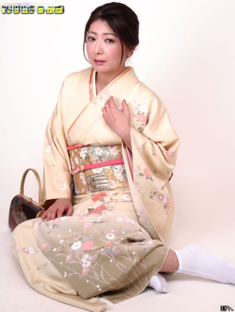 Японка Аяно Мурасаки получает камшот на лицо, позируя в нижнем белье
