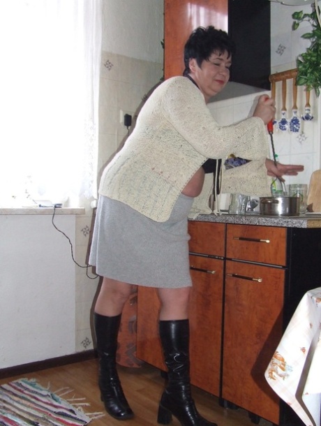 In the kitchen, amateur BBW Anja was seen stripping to her leather boots and posing for pictures.