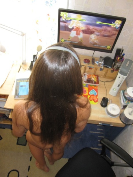 With her bald face and hot, unclothed body, the gamer girl plays games while playing with her friends.