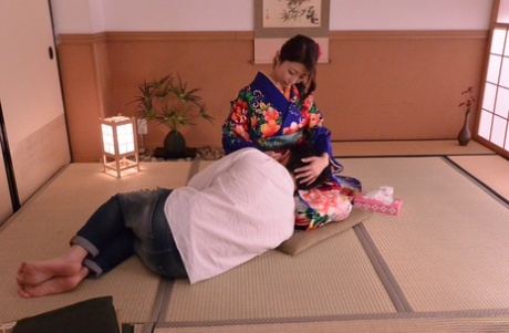 Японка Аюми Шинода даёт в свою подстриженную киску пальцами, трахается и кончает