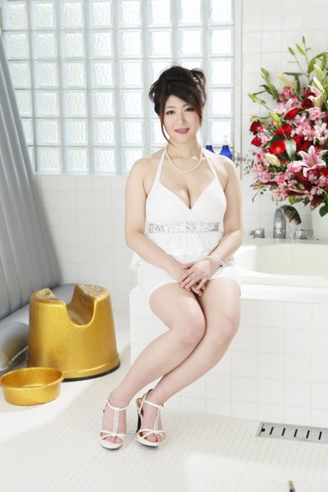 Superb Asian Mom Rina Araki Reveals Her Curvy Body And Gets Rammed On A Bed