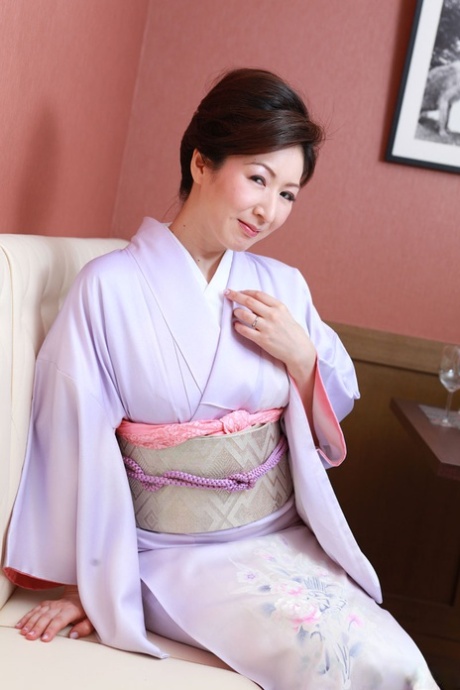 Stunning Japanese Lady Hitomi Ohashi Gets Creampied During Sensual Sex