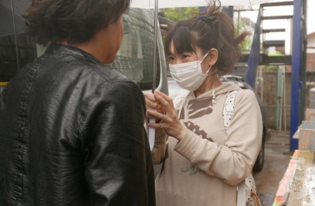 Японская красотка Сино Аой получает порцию спермы на глазах у друзей