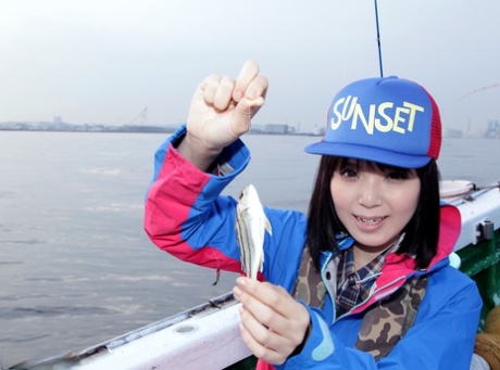 Японка Нонока наслаждается тайным трахом во время рыбалки