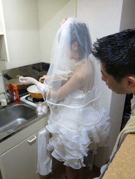 Извращенная азиатская невеста Рури Нарумия сосет соски перед минетом и сексом