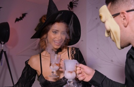 Горячая европейка празднует Хэллоуин захватывающим анальным и вагинальным трахом