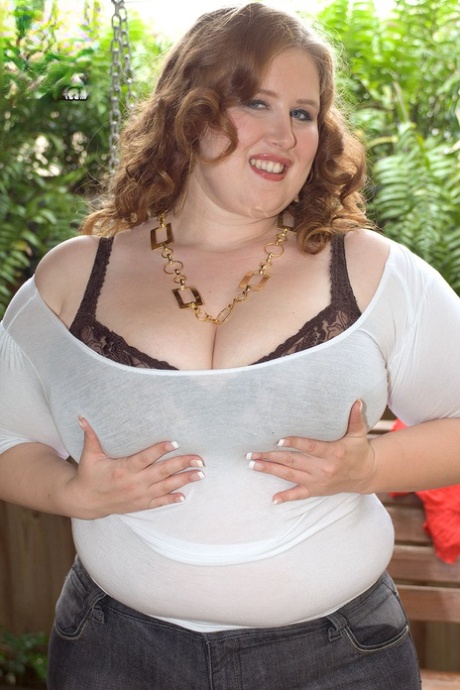 BBW Miss Isabelle Bares Big Saggy Boobs For Steamy Outdoor Toying Masturbation