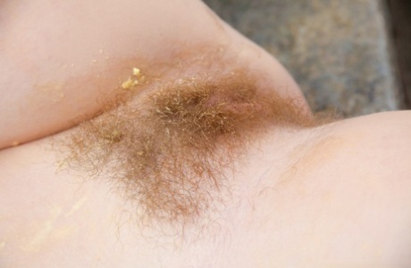 The hairy nipples of Jenny Davies, a blonde woman with full abs, are used as a welcome treat outside.