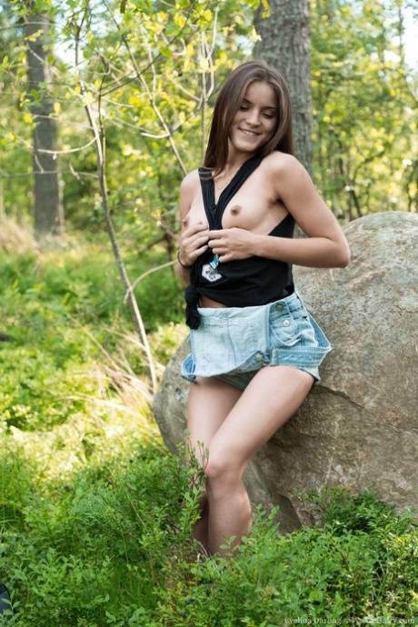 Юная туристка Эвелина Дарлинг раздевается догола, чтобы мастурбировать волосатую щель в лесу