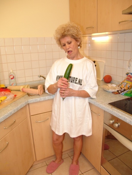 Adult fetish Francsina showering in her own vagina after masturbation.