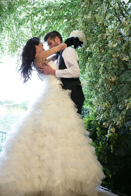 Невеста с огромными сиськами Сэнди Вестгейт скачет на члене в первую брачную ночь