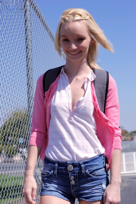 Юная блондинка Сэмми Дэниелс приятно гуляет после окончания занятий