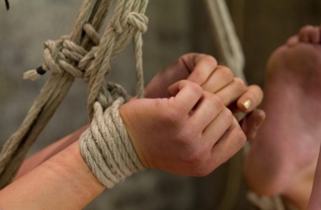 Голая брюнетка Миа Голд подвергается жесткому анальному насилию в подвеске на веревке